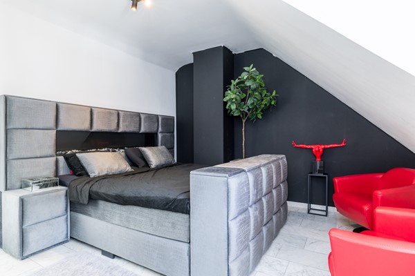 Foto - Te koop: Op een schitterende en rustige locatie in de geliefde villawijk "Moltbos" staat deze stijlvolle, vrijstaande villa met een uitzonderlijk royaal woonoppervlak.